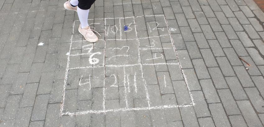 Pige hinker tretteneren