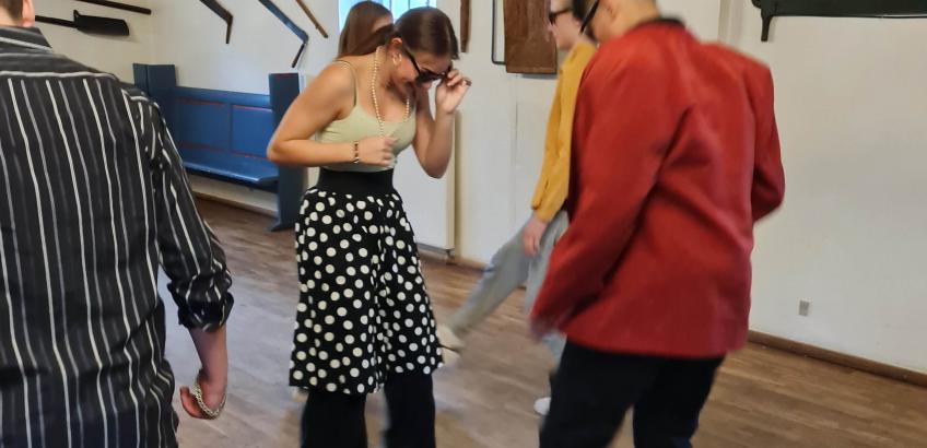 dansende elever