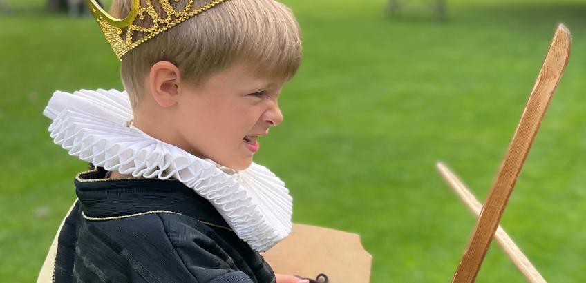 Dreng i Frederik 2. kostume
