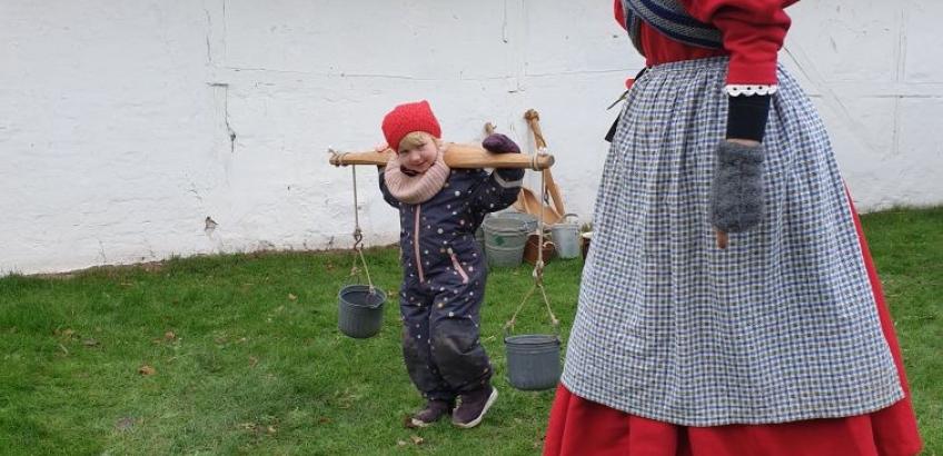 Nissepige bærer  åg