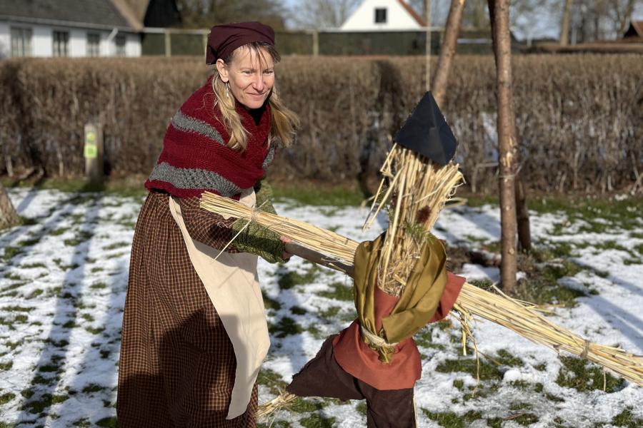 Bonde stikker til stråmand
