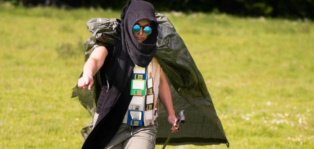 Rummand på vej over en mark.