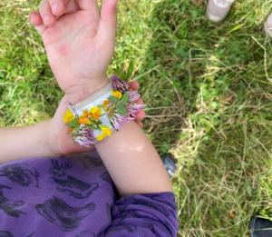 barn med blomster