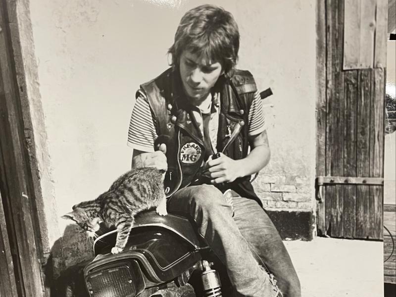 Ung på motorcykel med kattekilling 1970erne