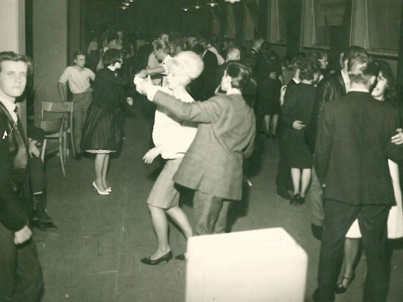 Unge der danser på Parkskolen i 1960erne
