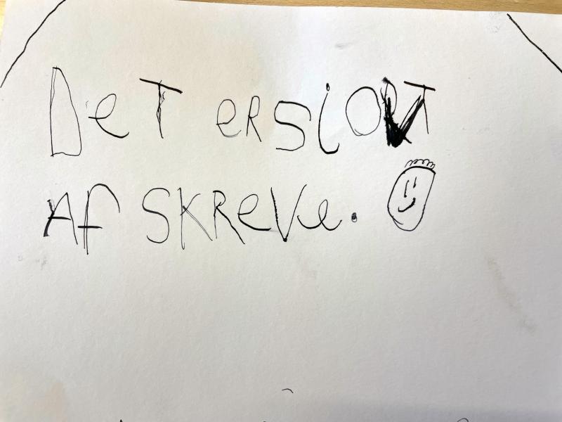 En tekst skrevet af et barn med blækpen